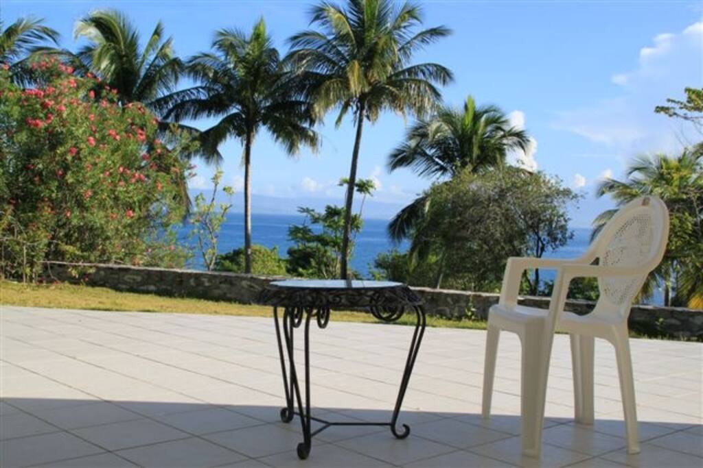 Terrasse inférieure avec vue sur l'océan et jardin tropical