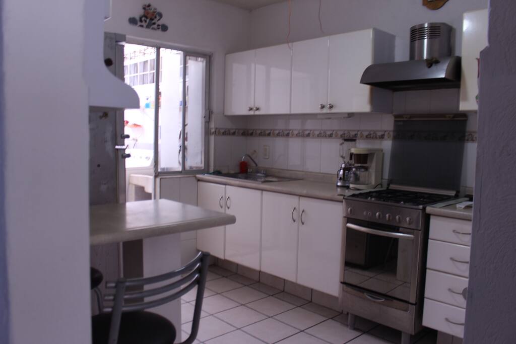 cocina con pequeña barra