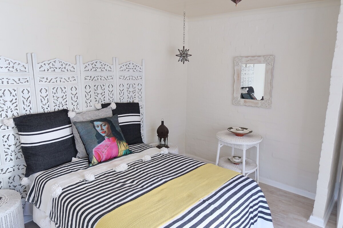 Прекрасна, минималистичка спална соба