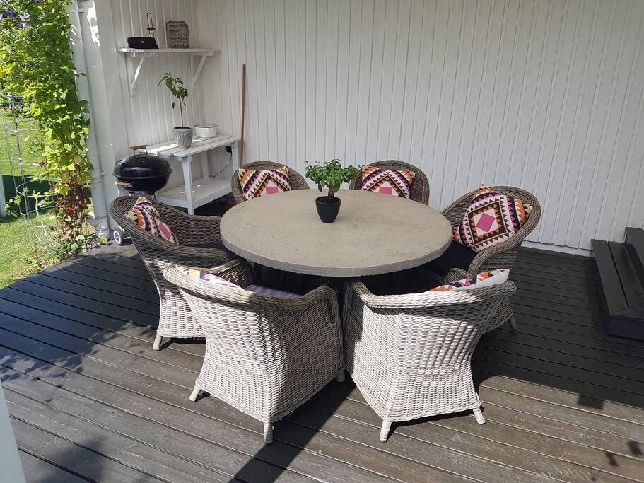 Patio with six chairs and barbeque