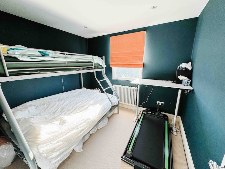 DHOMA E GJUMIT 4
Kati 2

Krevat tek mbi krevat dopio