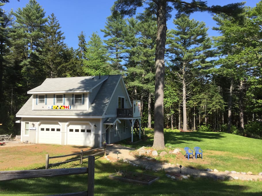 Sail Loft is a totally private apartment located above the garage on our property. 24 hour access & free off street parking are provided.
