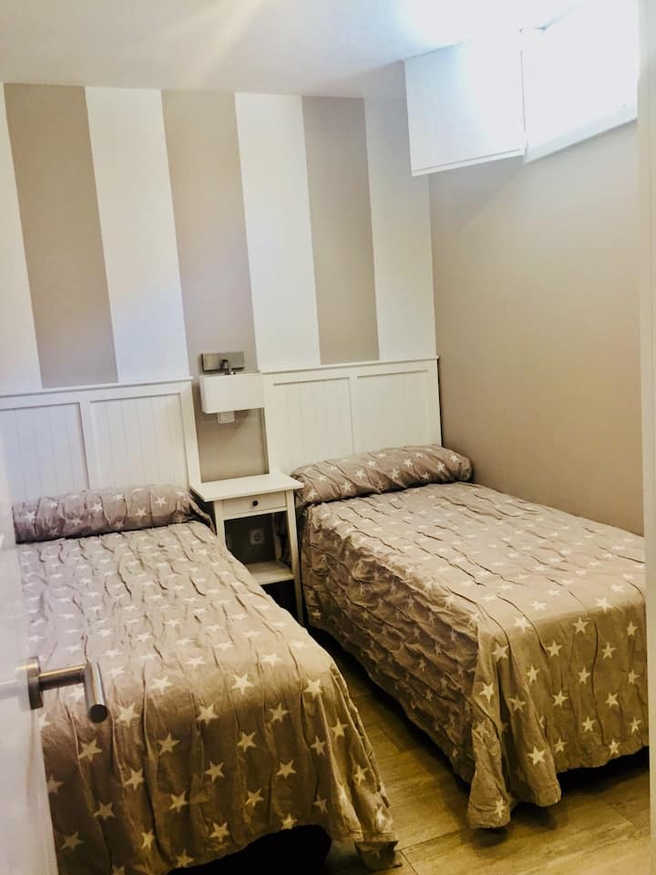 Otro de los dos dormitorios de la planta baja