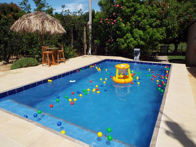 Sítio com piscina e grande área verde para relaxar