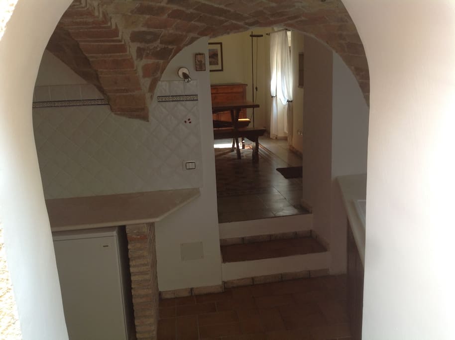 Dall'ingresso verso la sala, attraverso la cucina