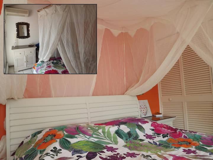 Hlavná spálňa na poschodí so 160 pevnými lôžkami, 3 veľkými vstavanými skriňami, balkónom s nádherným výhľadom na more a vlastnou sprchovacou izbou