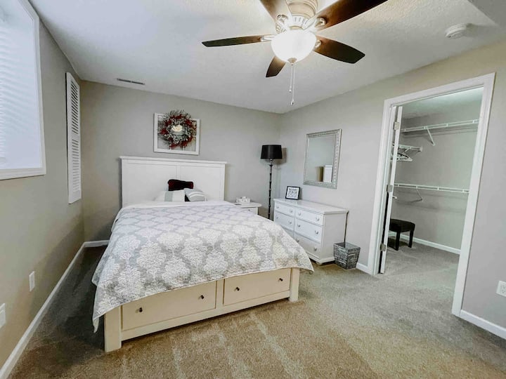 Dormitorio grande con vestidor grande