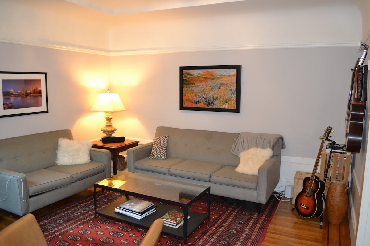 Всекидневна, отворена за кухня. 