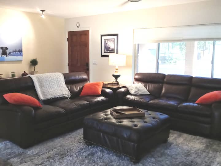 غرفة المعيشة والمدخل. أرائك جلدية مريحة. *هذا ليس سرير الأريكة. يقع سرير الأريكة في منطقة تناول الطعام. (لا يوجد لدى المنصة خيار لسرير في منطقة تناول الطعام، لذا يرجى الاطلاع على صور منطقة تناول الطعام للحصول على صور لسرير الأريكة.)