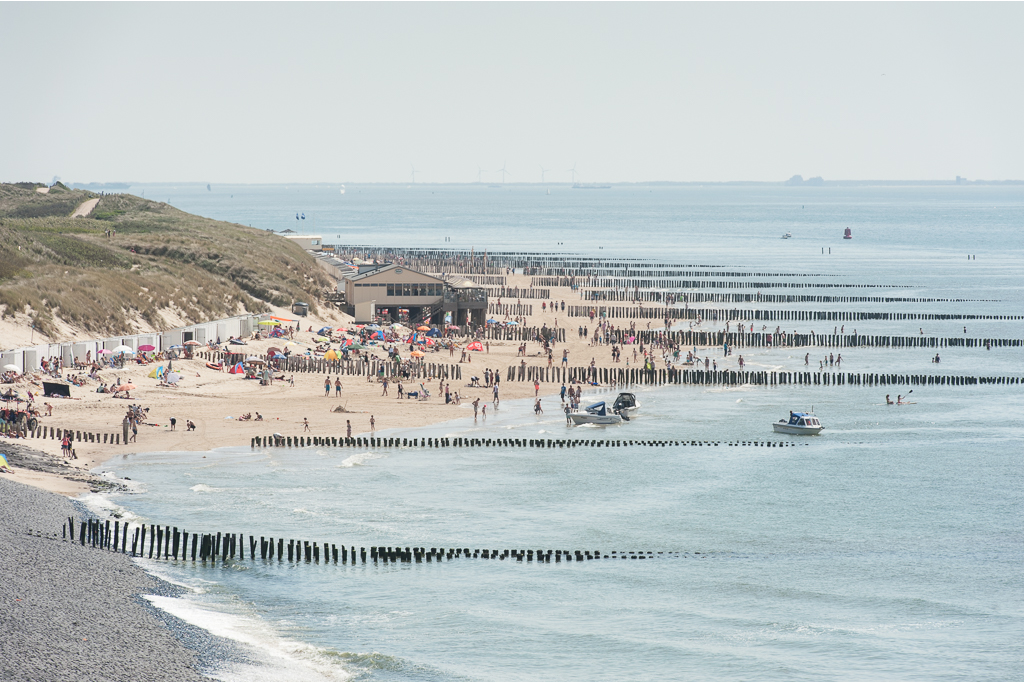 Westkapelle is omringd door prachtige zandstranden die het predikaat "blauwe vlag" hebben. De stranden tussen Westkapelle en Zoutelande zijn de enigste zuiderstranden van Nederland.