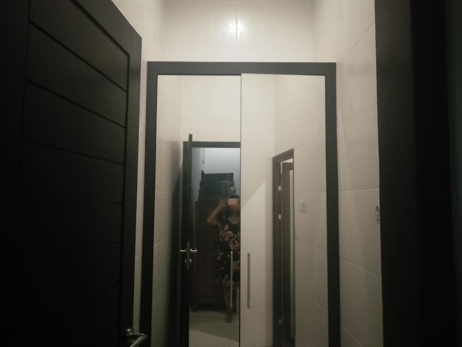 Kamar pakaian dengan lemari