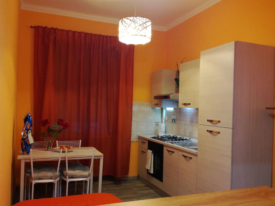 soggiorno, piano cottura con il tavolo allungabile.