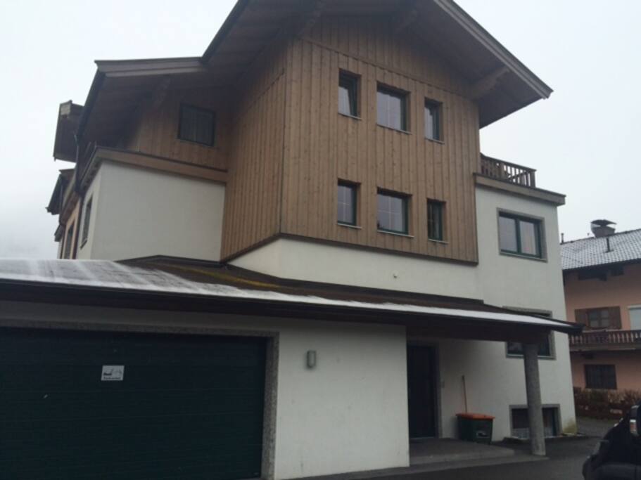 Das ist die Hofseite unseres Hauses; Die Doppelgarage kann auf Anfrage gemietet werden
