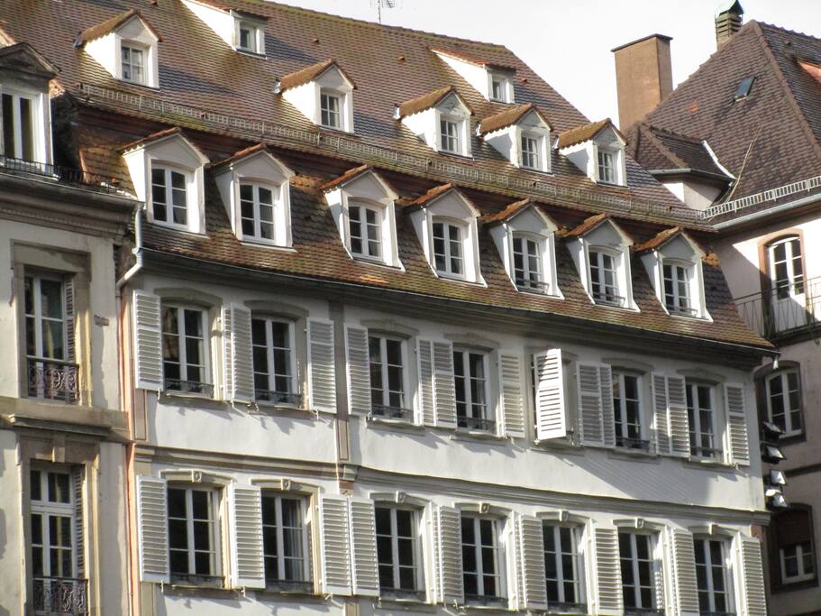 Vue de l'appartement : dernière rangée des 5 fenêtres de gauche avec volets