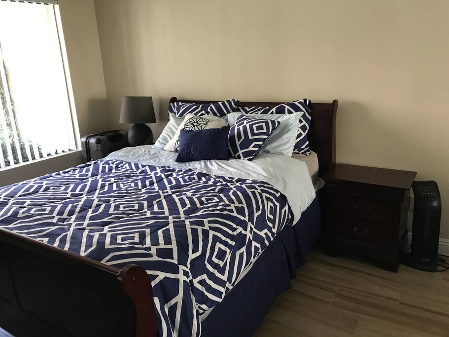 Private bedroom, queen bed