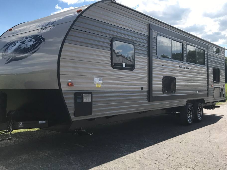 2018 Gray Wolf limited 26 BHD Camper Campers/RVs for Rent in De Pere