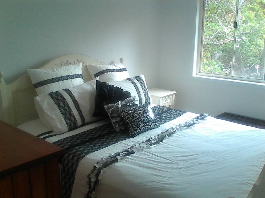 Private bedroom - Queen bed