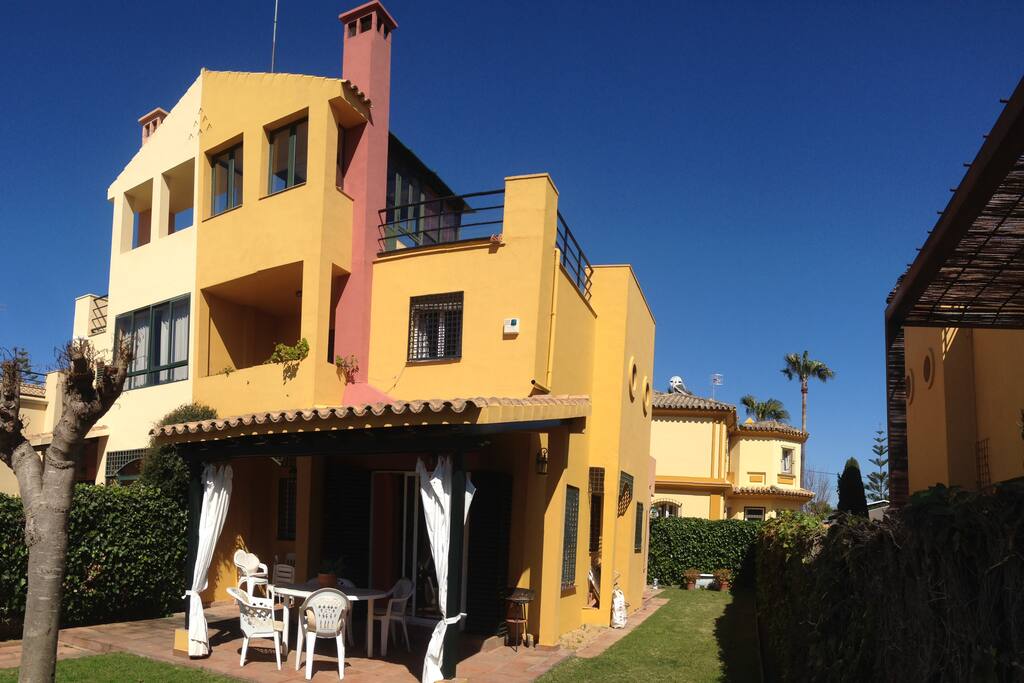 Fachada de la vivienda y jardín lateral