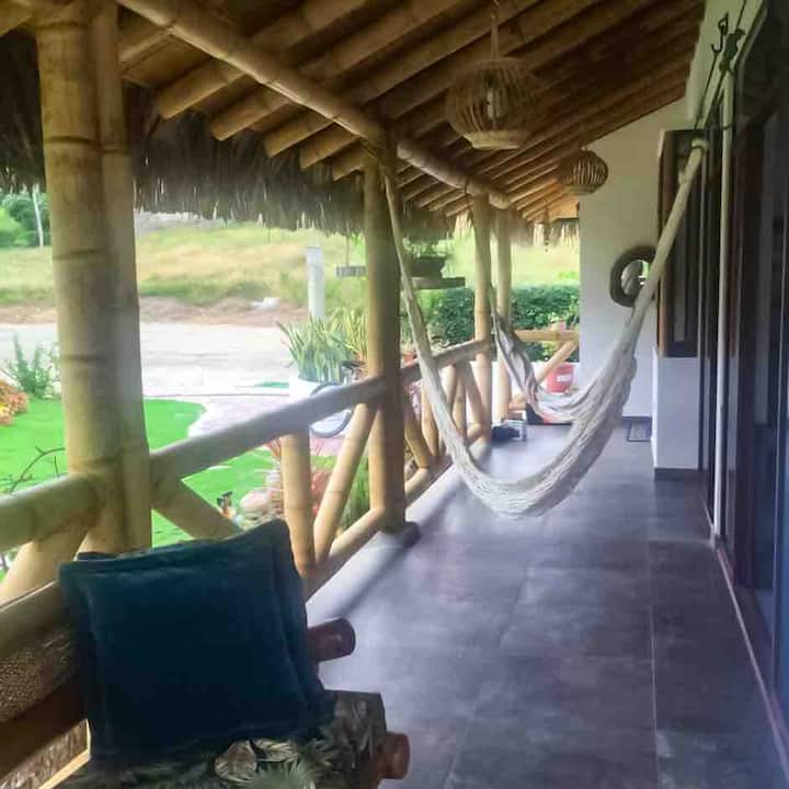 Chodba s hojdacou sieťou a výhľadom na jazero