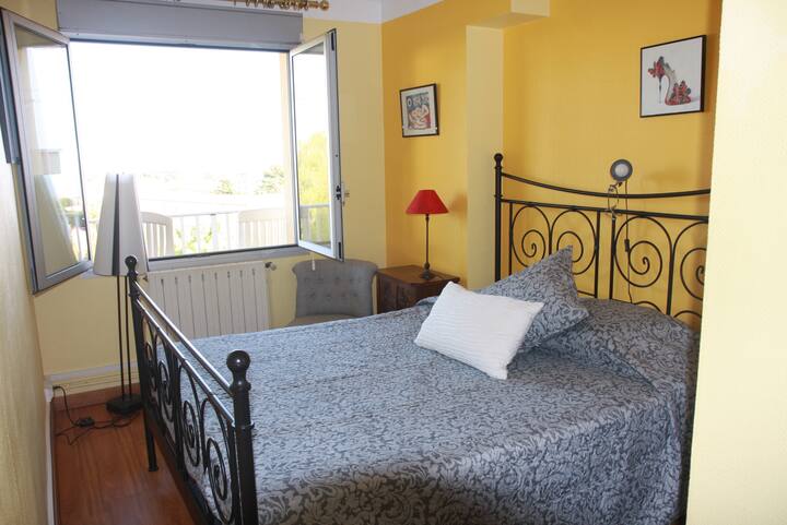 主卧室配有一张160厘米的床，可俯瞰大海和公园