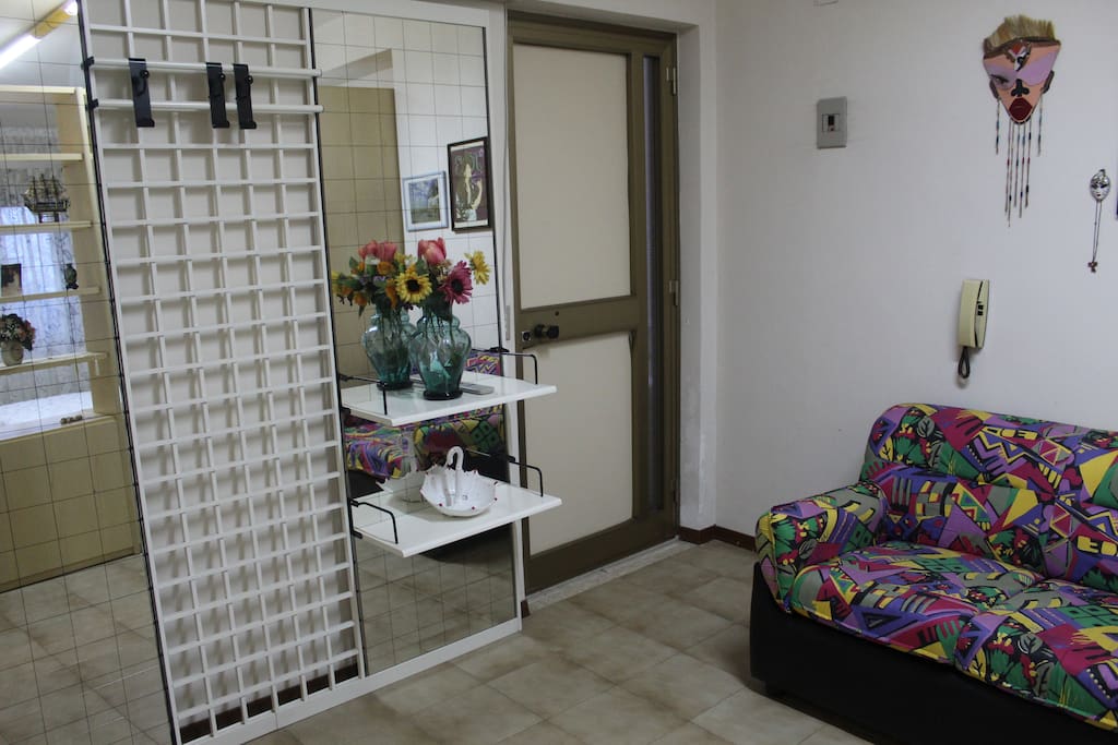 L'ingresso e un divano letto