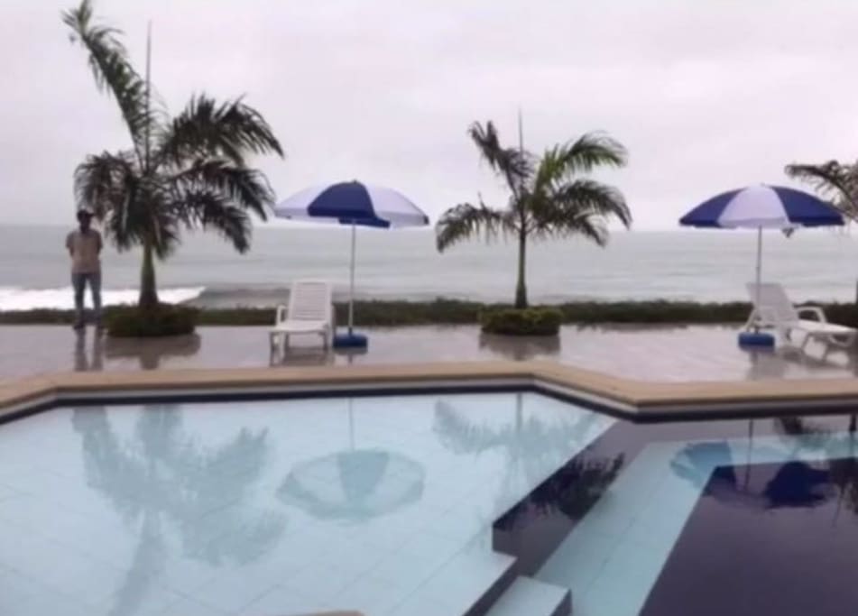 PISCINA CON VISTA A LA PLAYA