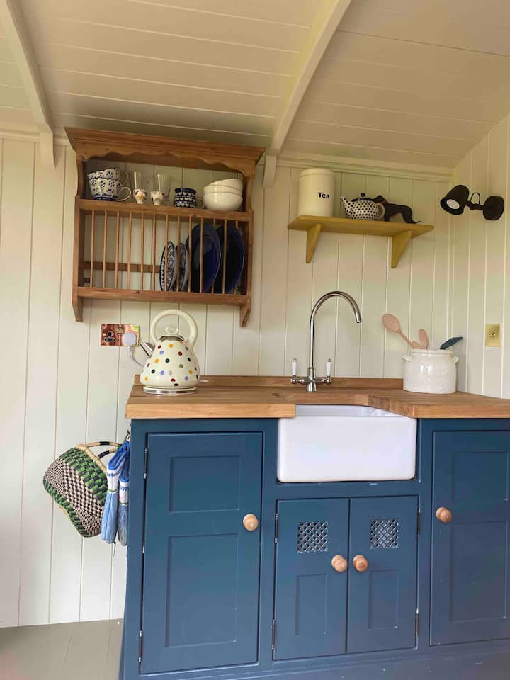 Luxury Shepherds Hut Accommodation Near Stonehenge - Dorset