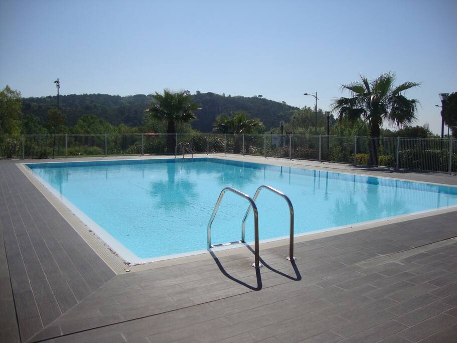 Piscine et au fond
colline de la Croix des Gardes