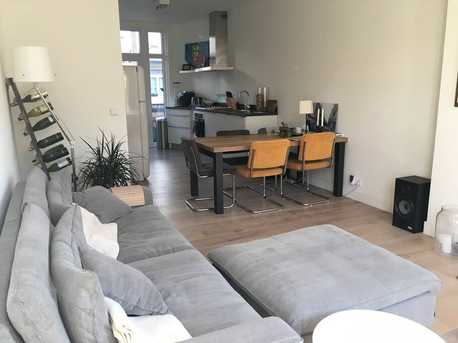 Livingroom with kitchen in the back