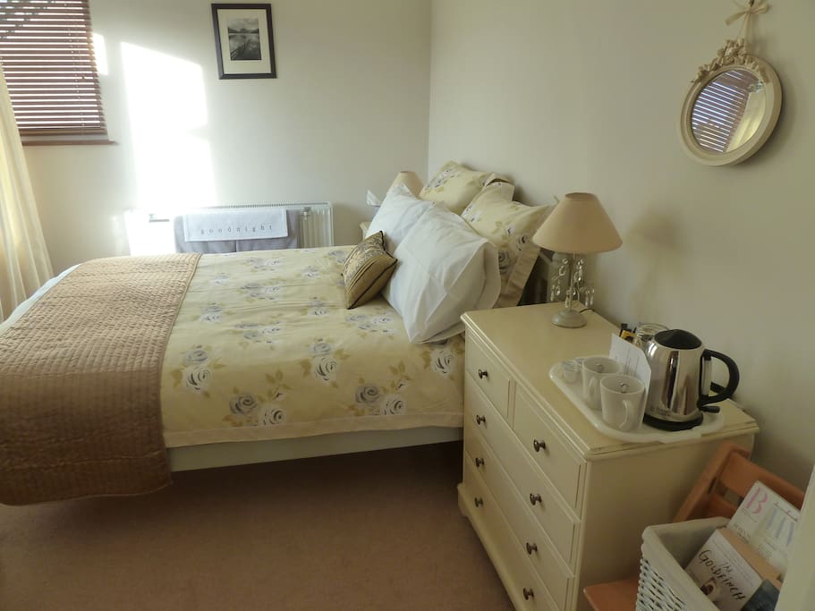 Cosy double with wash basin