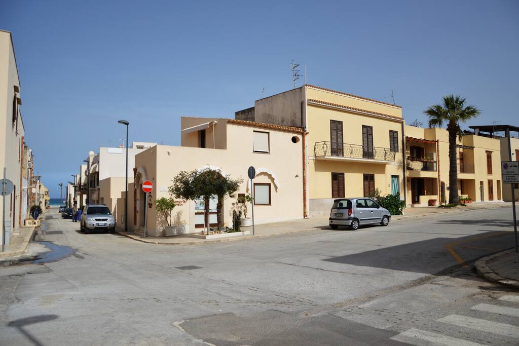 Prospetto principale della casa (a destra della foto) e il mare (a sinistra della foto)