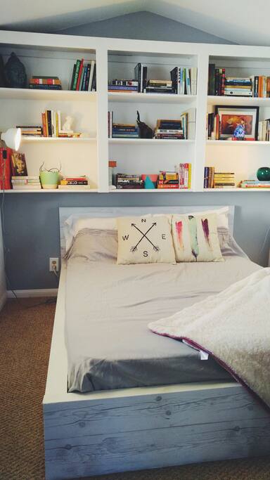 Bright room, cozy full sized bed