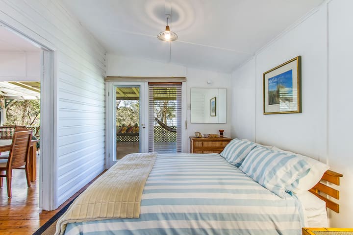 Დიდი საწოლი 152 × 203 სმ, რომლიდანაც საძინებლიდან წყლის ხედი იშლება.