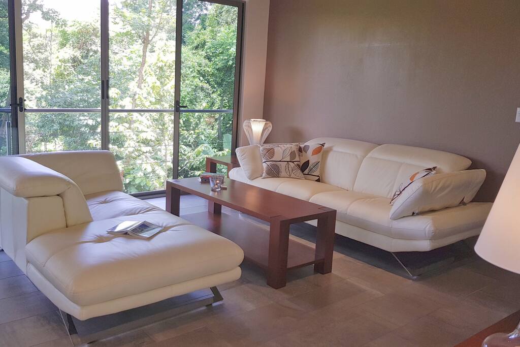 Living with leather sofa and Smart-TV