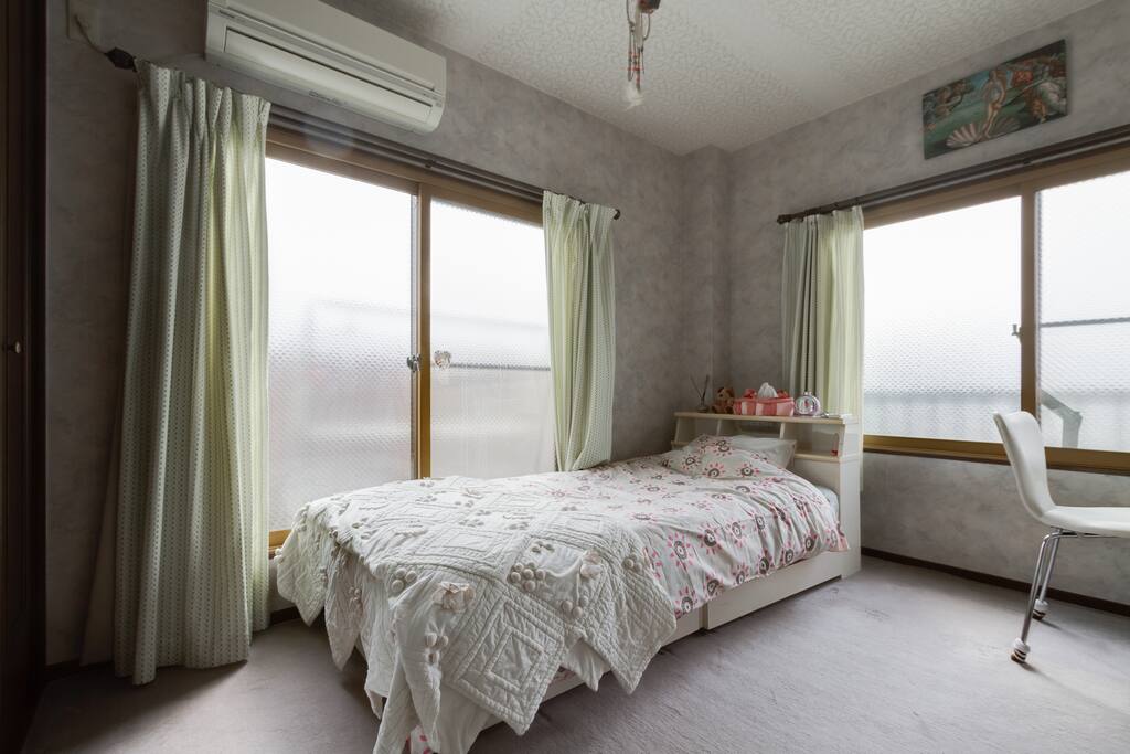 明るい部屋です。
バルコニーがあります。