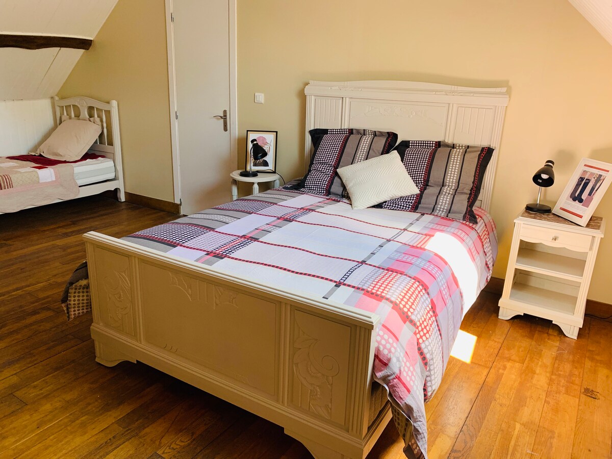 غرفة النوم الكبيرة وسريرها الإضافي