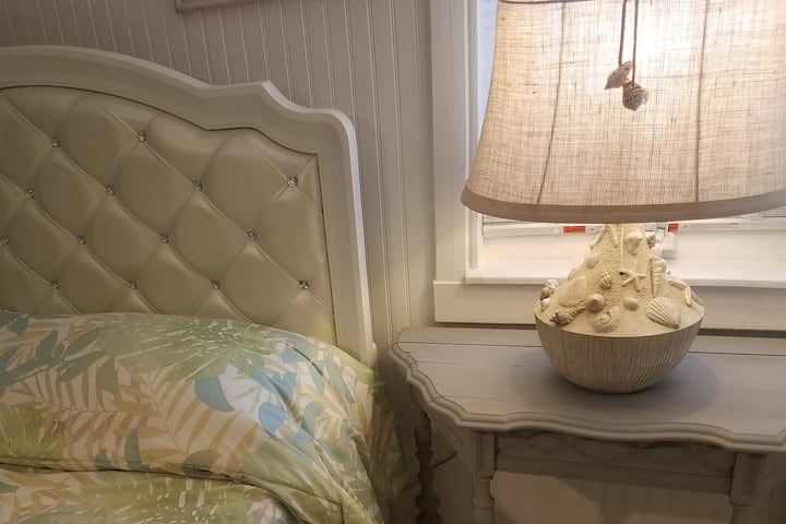 Second bedroom Full bed , lamp, window 