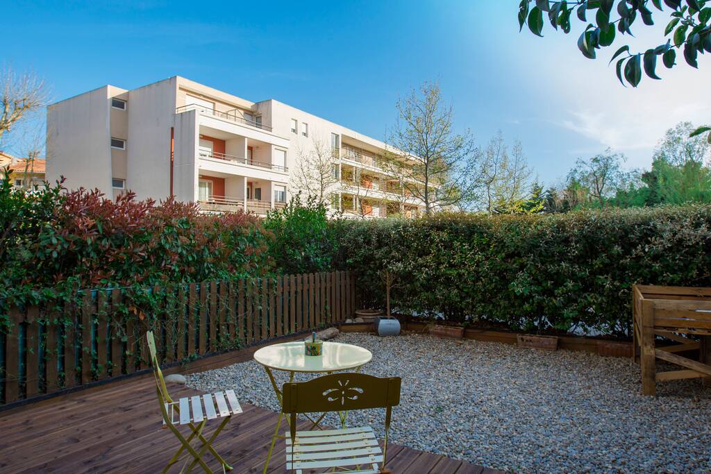 Terrasse privée et jardin.