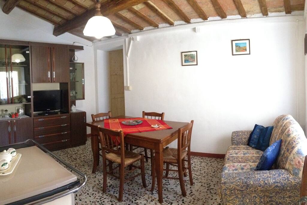 Soggiorno accogliente e molto luminoso, dotato di un arredamento particolarmente caratteristico.