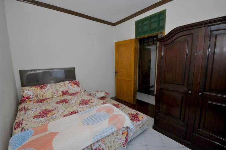 חדר שינה שני שמתאים לשלושה אורחים. חדר השינה השני יכול להכיל שלושה אורחים מבוגרים.