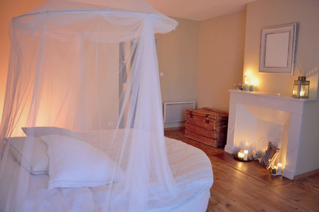 Chambre privée de 20M2 - lit rond et moustiquaire