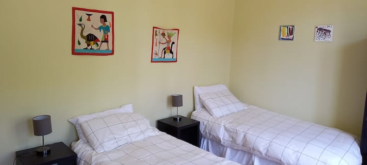 第二间卧室位于庭院内，配备2张1米宽单人床。 