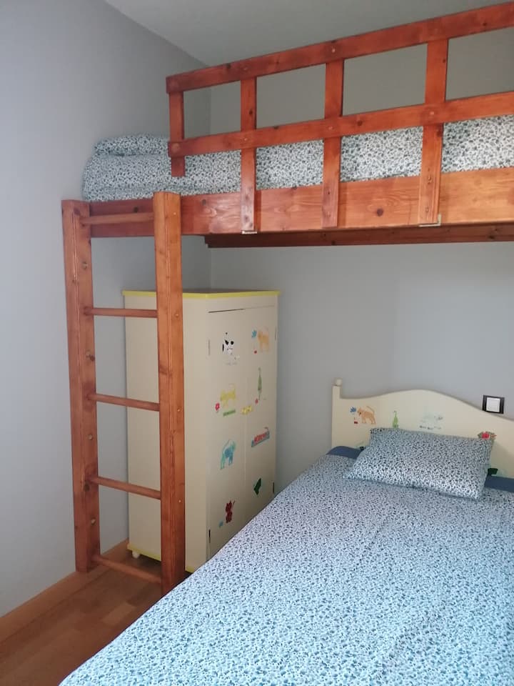 غرفة نوم للأطفال بسرير بطابقين 