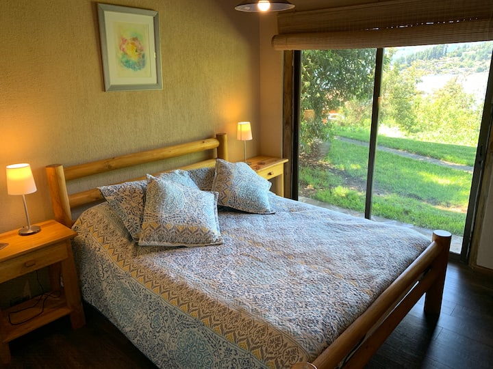 Dormitorio 4 con vista al lago y baño propio (en suite). Este dormitorio está ubicado en el 1er piso