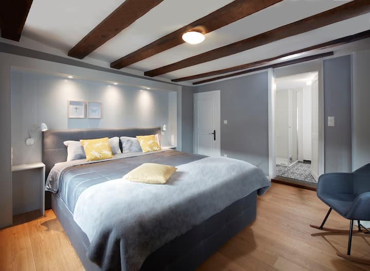 Chumba cha 6 cha kulala chenye bafu kwenye chumba.
Vyumba vyote vya kulala vilivyo na kitanda cha masika, kabati na televisheni ya skrini tambarare