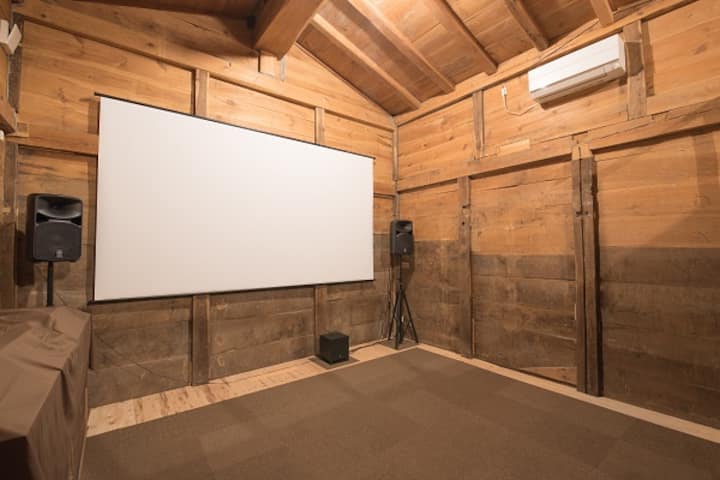 DVDやBlu-ray、NetflixやAmazonプライムビデオのアカウントをお持ちでしたら映画鑑賞が可能です。

■料金
2000円

■利用可能時間
16:00 ～ 翌10:00（ただし深夜は音量を絞っていただくようお願いしております。）