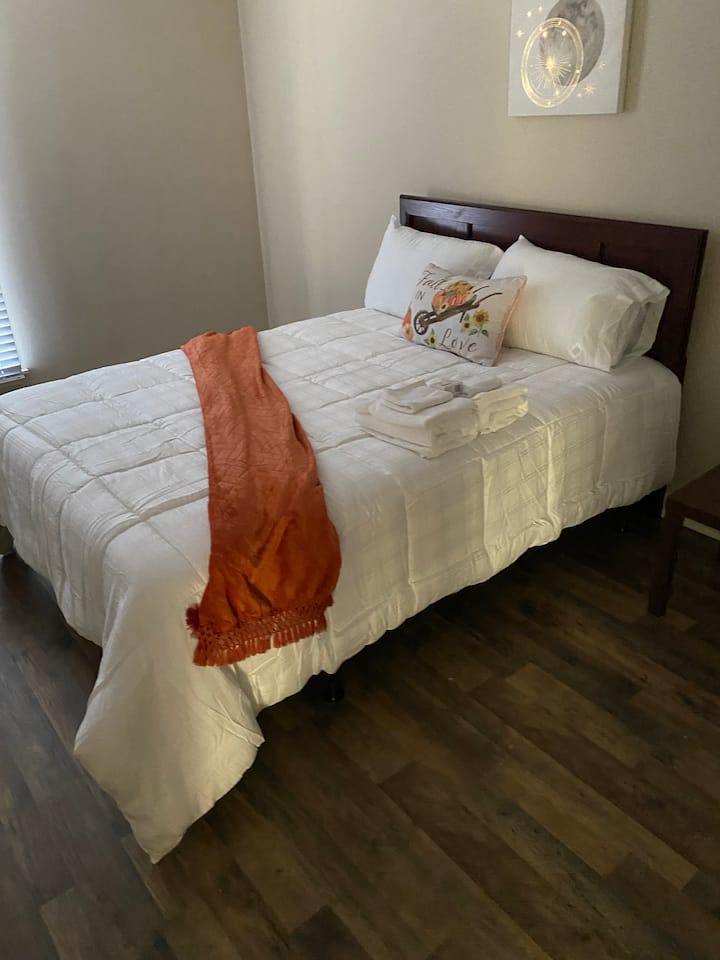 El dormitorio cinco cuenta con una segunda cama cómoda de tamaño queen y una televisión inteligente. 