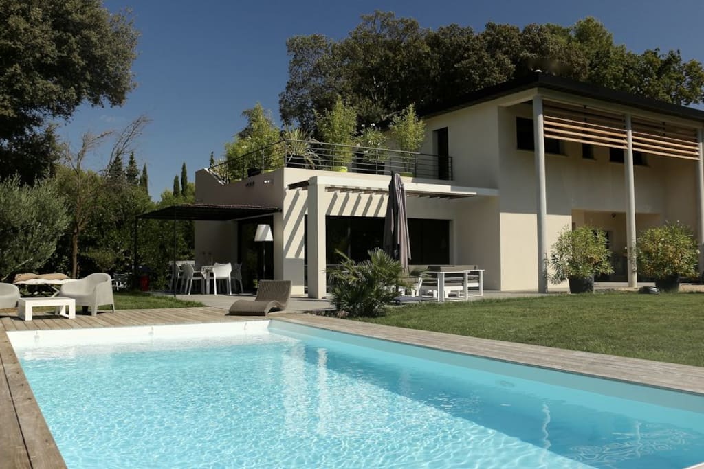 piscine et vue de la villa