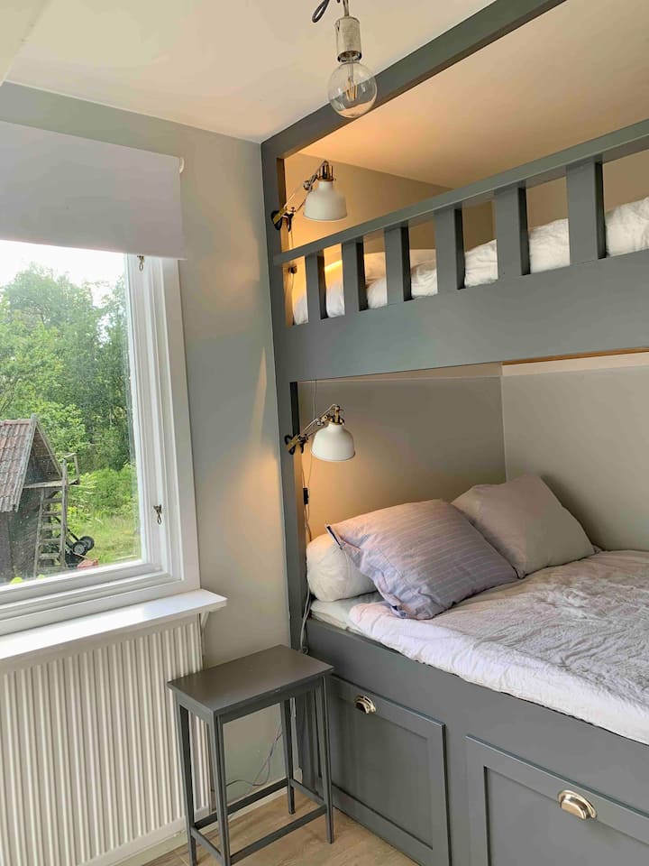 Kreveti na kat u gostinjskoj kući