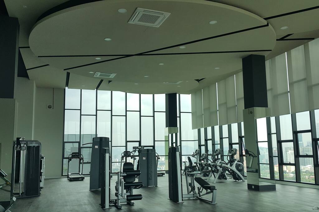 Huge Gym, KL skyline with hug mirror- selfie all you want .. !!